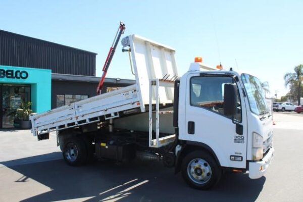 2014 ISUZU NPR300 - Image 13