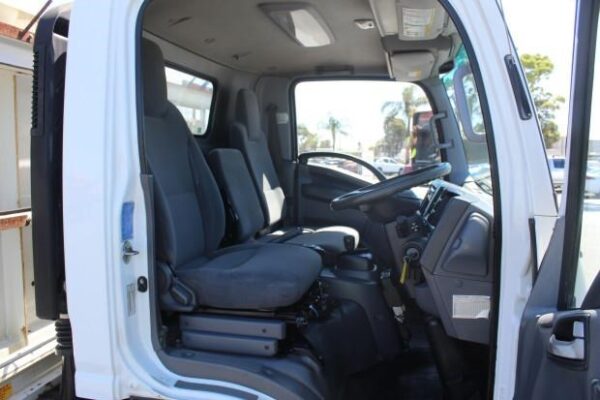 2014 ISUZU NPR300 - Image 21