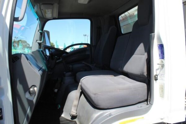 2014 ISUZU NPR300 - Image 24