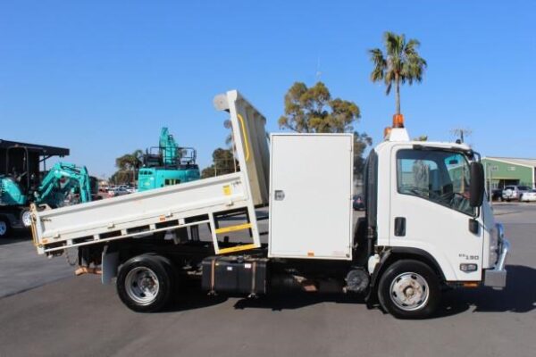 2016 ISUZU NPR 65/45-190 - Image 10