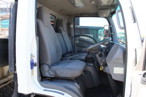 2011 ISUZU NQR450 - Image 16