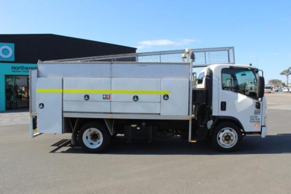 2011 ISUZU NQR450 - Image 13