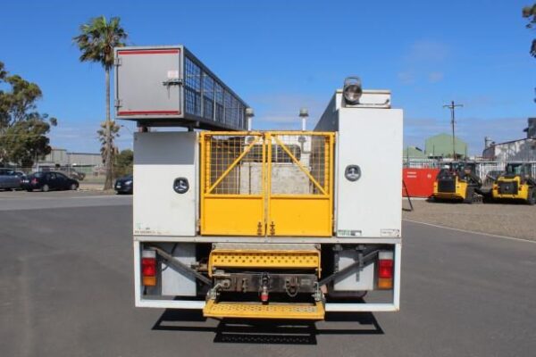 2011 ISUZU NQR450 - Image 5