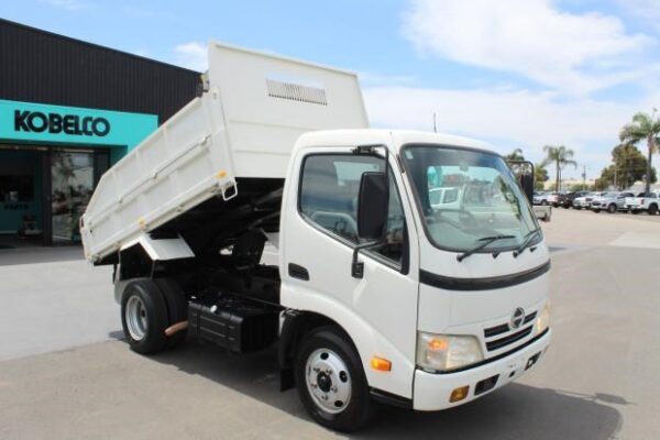 2010 HINO 300 SERIES - 614