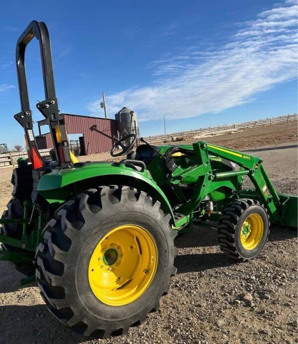 2015 JOHN DEERE 4044M - Image 2