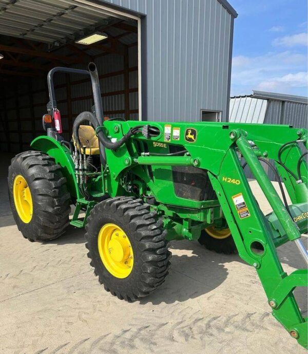 2017 JOHN DEERE 5055E